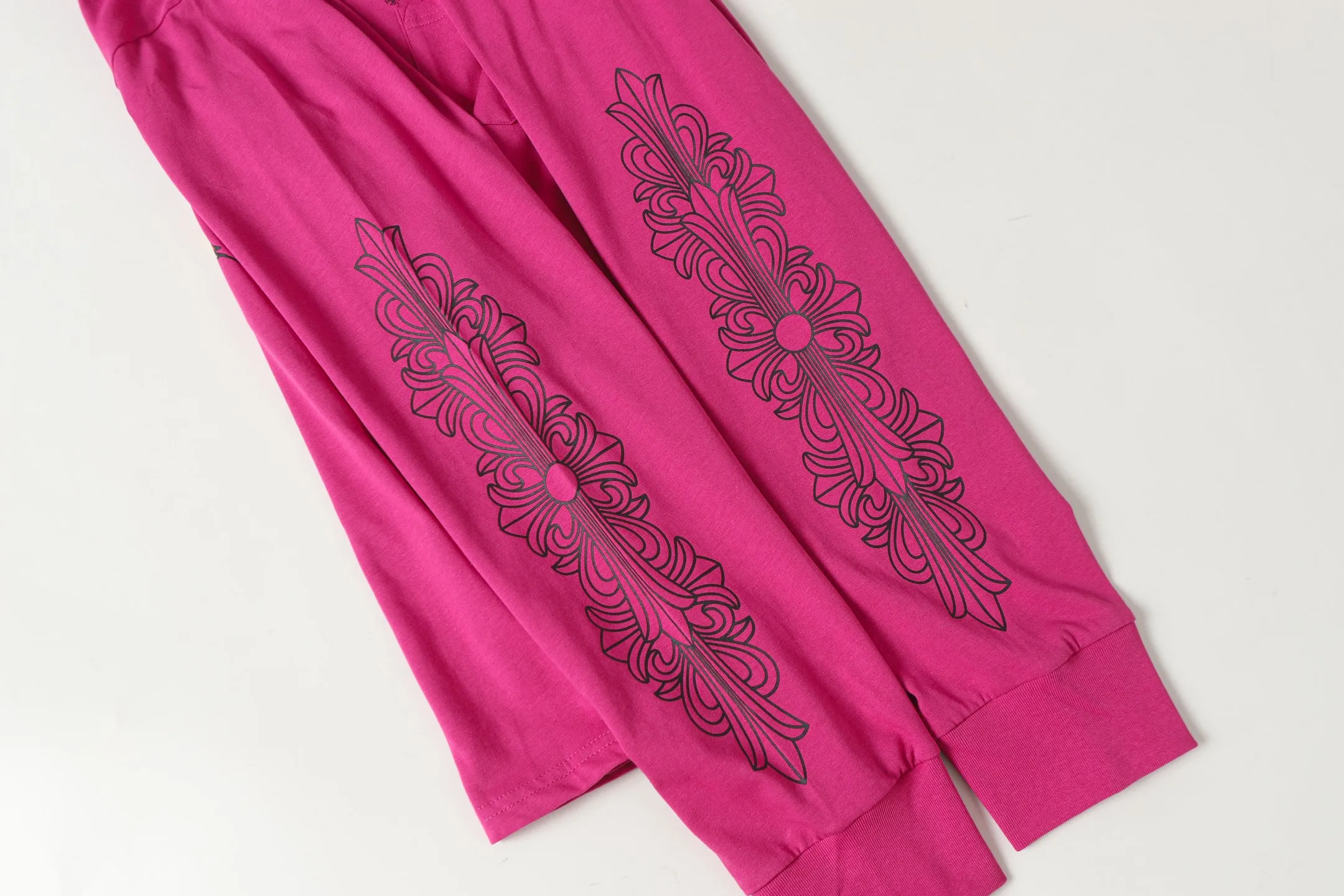 P160 Cross-border model, please do not place an order if you pursue quality. -Chrome Hearts/Chrome Hearts graffiti spoof printed popular long-sleeved T-shirt -High weight, high density and high quality. The wool is soft, delicate and skin-friendly. It feels soft and silky. It has excellent warmth and skin-friendly properties.